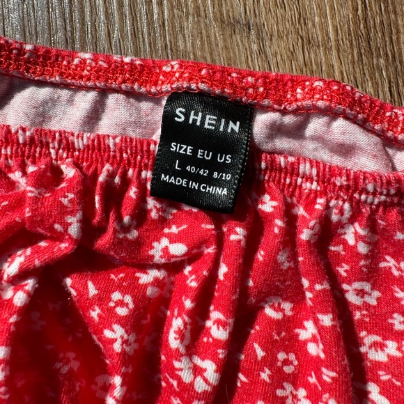 𝐒𝐡𝐞𝐢𝐧 𝐑𝐞𝐝 𝐅𝐥𝐨𝐫𝐚𝐥 𝐂𝐫𝐨𝐩 𝐓𝐨𝐩 - Picture 3 of 5